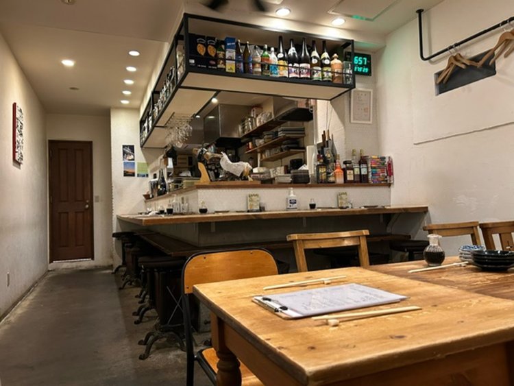 落ち着きのあるウッディな空間は、和食の居酒屋というよりも洋食のバルといったイメージが近い。