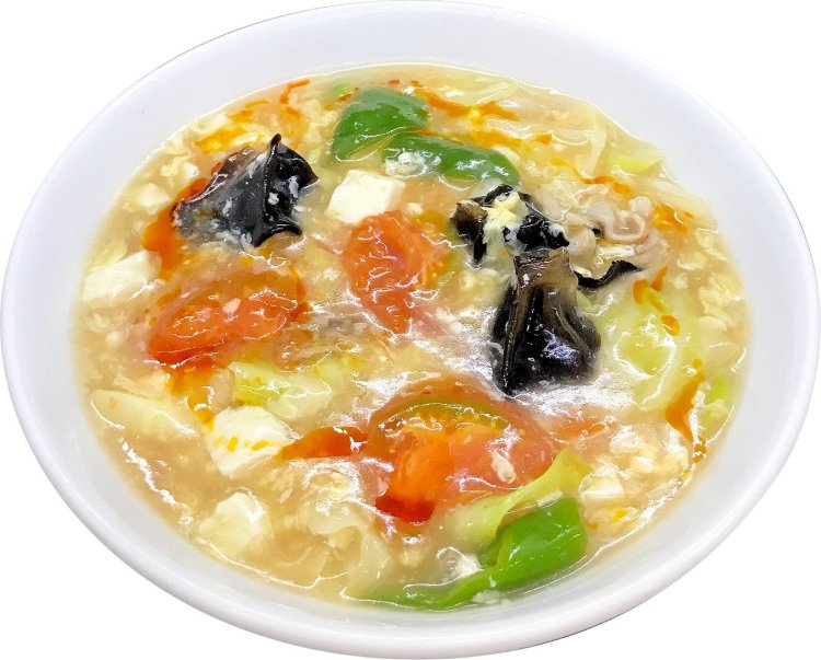 「トマト酸辣湯麺 （サンラータンメン）」1070 円～。トマトとキャベツの旨味が、ピリ辛で酸味のあるスープを引き立てる。