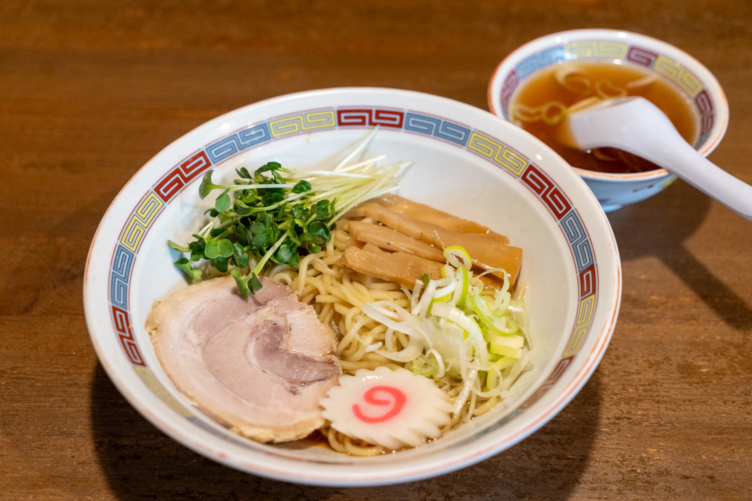 スタンダードな油そばは、スープ付きで800円。