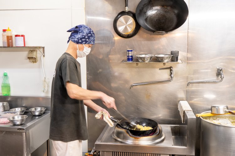 ランチタイムの厨房。チャーハンを炒める鍋の音に、食欲がそそられる！