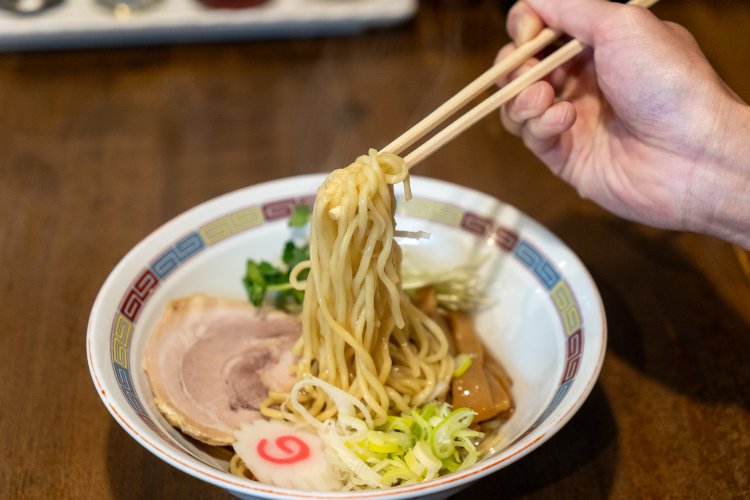 中太の麺にタレと油がよく絡んで、ツルッとした食感で食べやすい。
