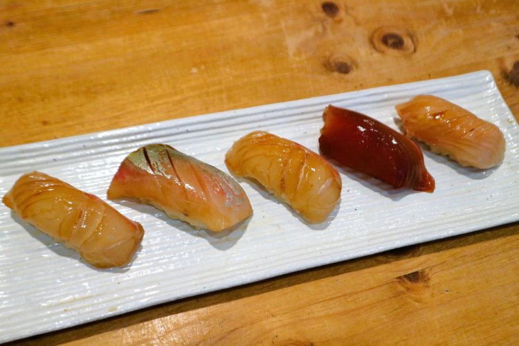 島寿司1貫300円～（手前から真鯛、しまあじ、真鯛、かつお、かんぱちの5貫で1500円）。