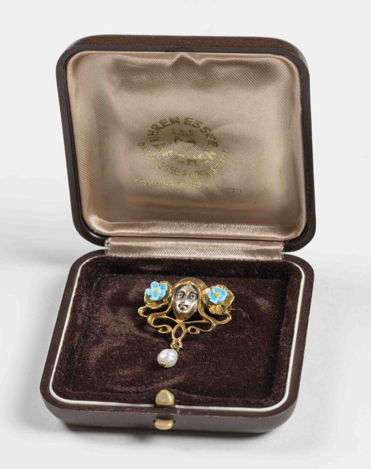 ブローチ『少女と真珠』1900年 チマル・コレクション。