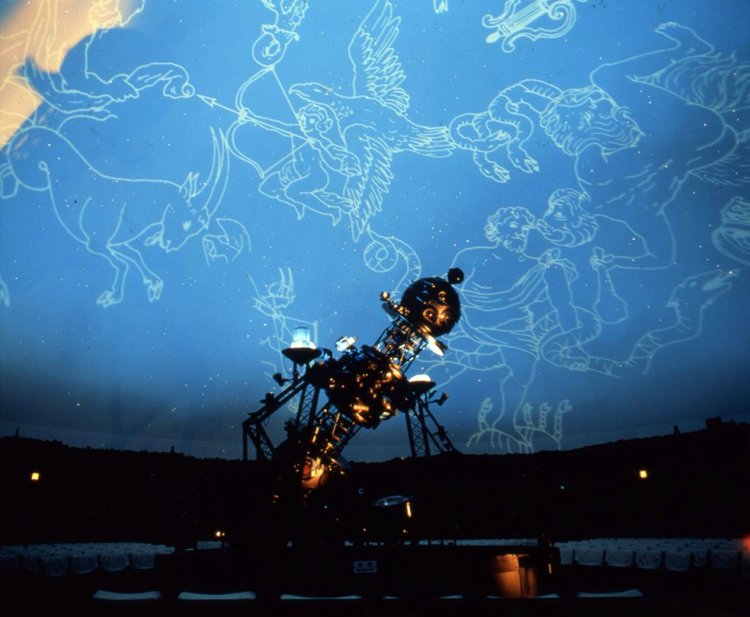 五島プラネタリウム（閉館する2001年3月の投影の様子） 2001年 東急株式会社提供。