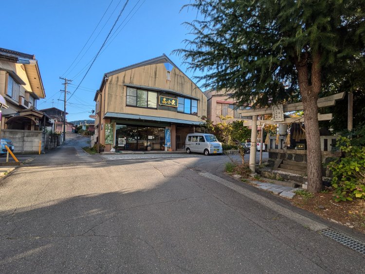 丸山タンクは茶葉店の左手の路地を行った先にある。茶葉店でも詳しく情報を仕入れられるので、お茶を買うついでに寄ってみてもよい。