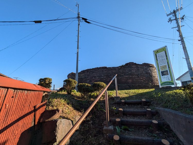 階段を登ると突如として現れたレンガの遺構！