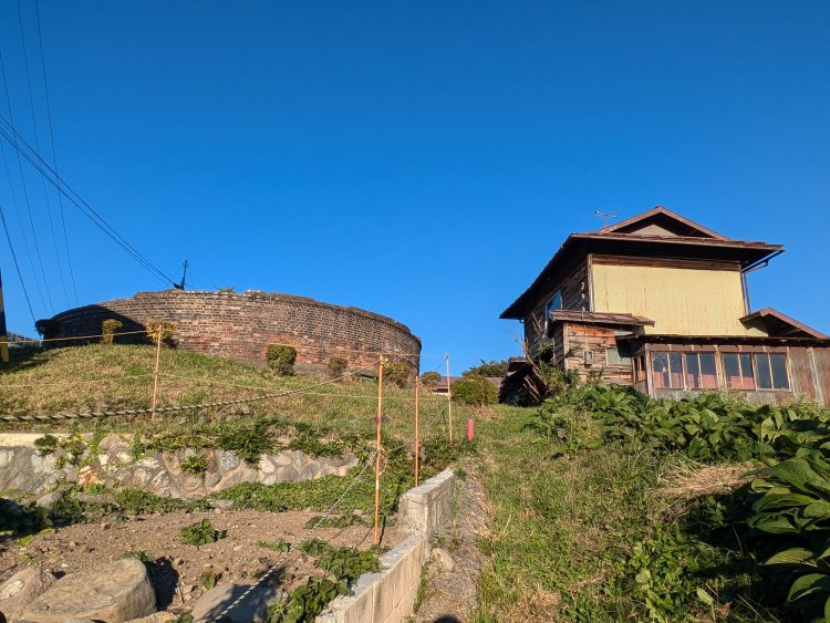 説明板によると小高い丘は古墳らしい。なるほど、ここだけこんもりと丘になっているのが人工的っぽく感じられた。