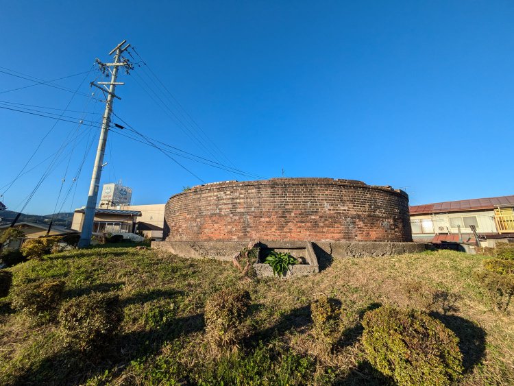 全景。周囲は家々が立っており、裏手にポツンとたたずんでいるロケーションだ。
