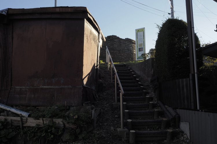 住宅地のある路地。その脇に「登れ」と言わんばかりに階段があって……。