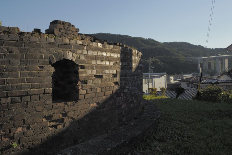 タンクから岡谷駅方向を見る。長野自動車道高架橋の麓あたりに岡谷駅と天竜川があって、そこから取水していたという。
