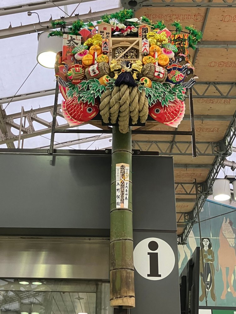 JR上野駅・中央改札外に設置されている。太鼓や金の獅子など、他ではあまり見られない差し物がある。