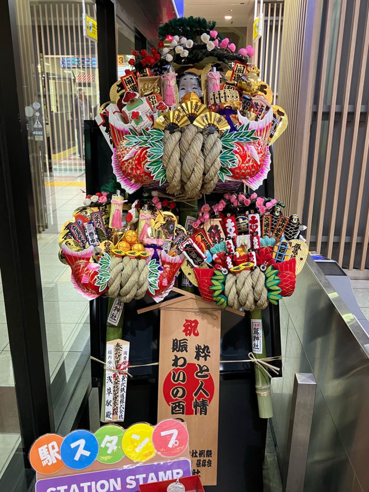 東武線浅草駅の改札。よく見るとそれぞれの熊手は差し物が異なっており、凝っている。