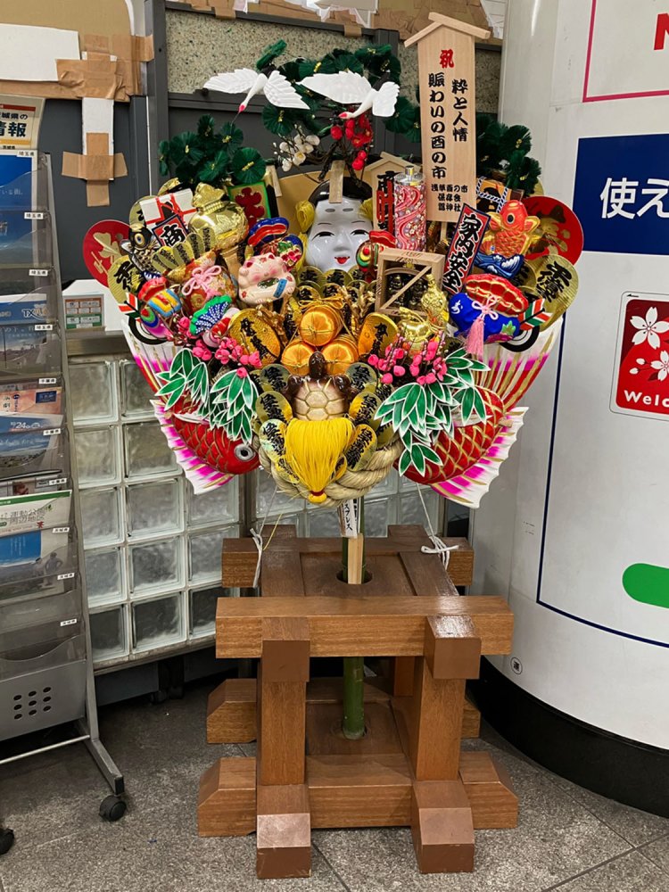 つくばエクスプレス浅草駅改札横の大熊手。金の差し物が多いので、ゴージャスな雰囲気。