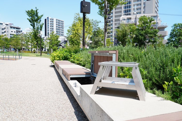 ベンチの中にある組み立て式のかまど。全部で8基あり、お湯を沸かす、煮炊きをするなど災害時に使える（写真提供＝イケ・サンパーク）。