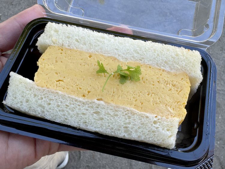 厚焼たまごサンド230円。