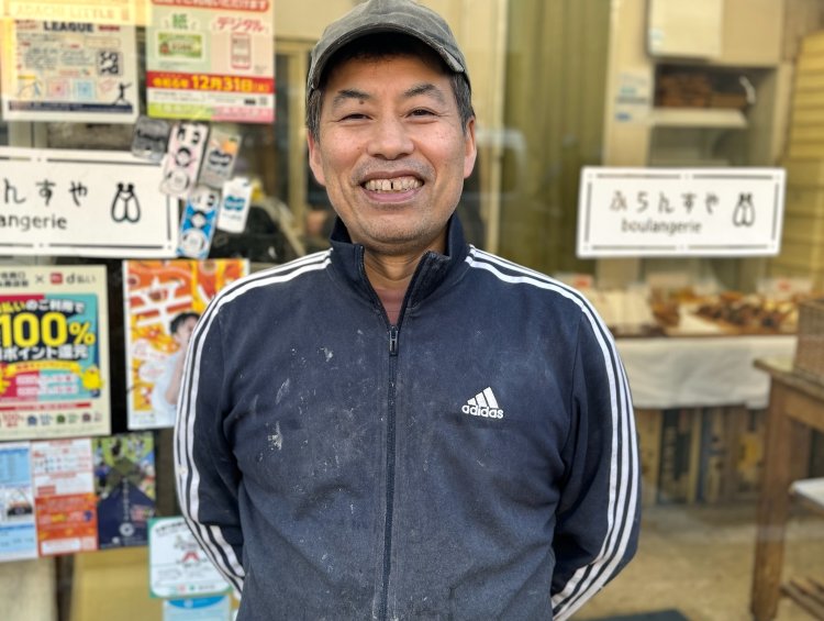 店主の三柴重夫さん。