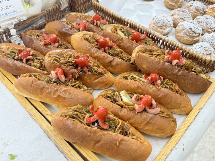 焼きそばパン210円のウィンナーがタコさん！　価格は全体的に抑えめ。