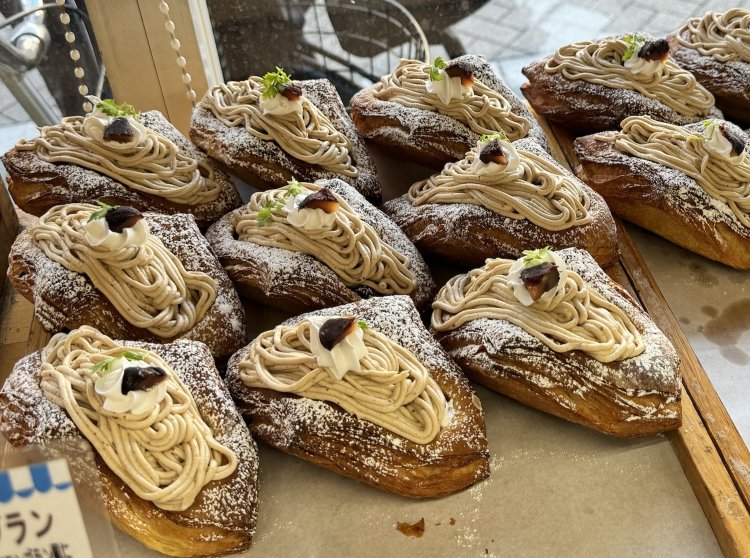 渋皮栗のモンブランデニッシュ220円。