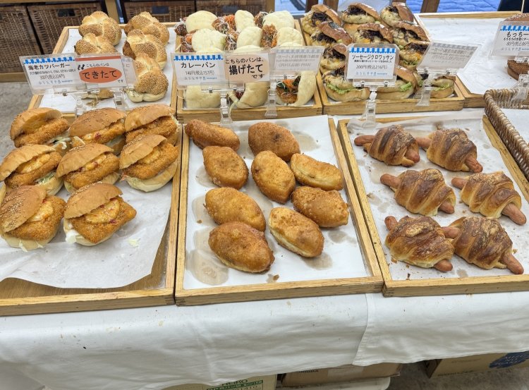 今では多種の総菜パンで有名だが……？