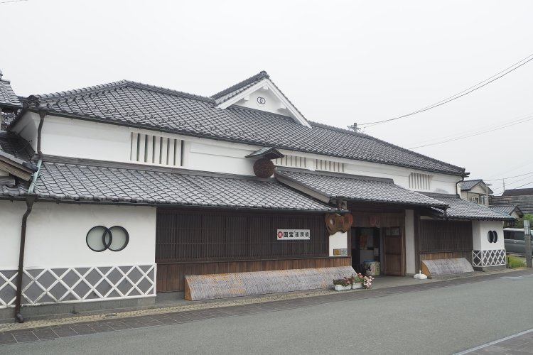 日向（ひゅうが）往還沿いに立つ、寛政4年（1770）創業の酒蔵。