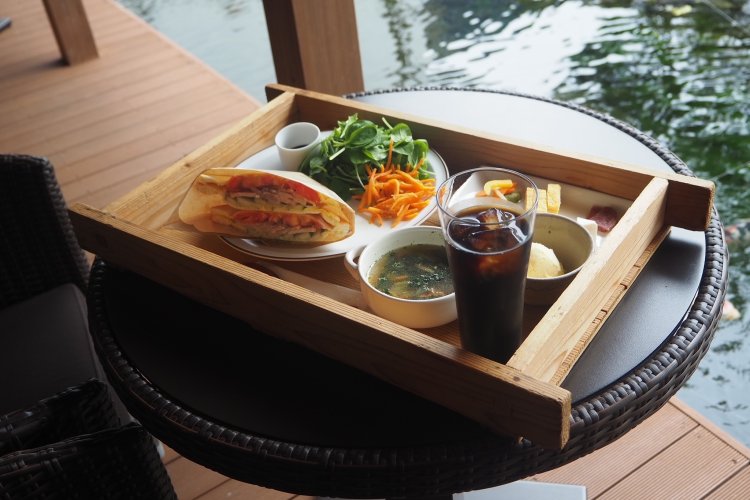 通潤ランチ1750円はドリンクとデザート付き。セットドリンクにはグラスの日本酒も選択可能。冬のメニューはだんご汁と角煮に切り替わる。