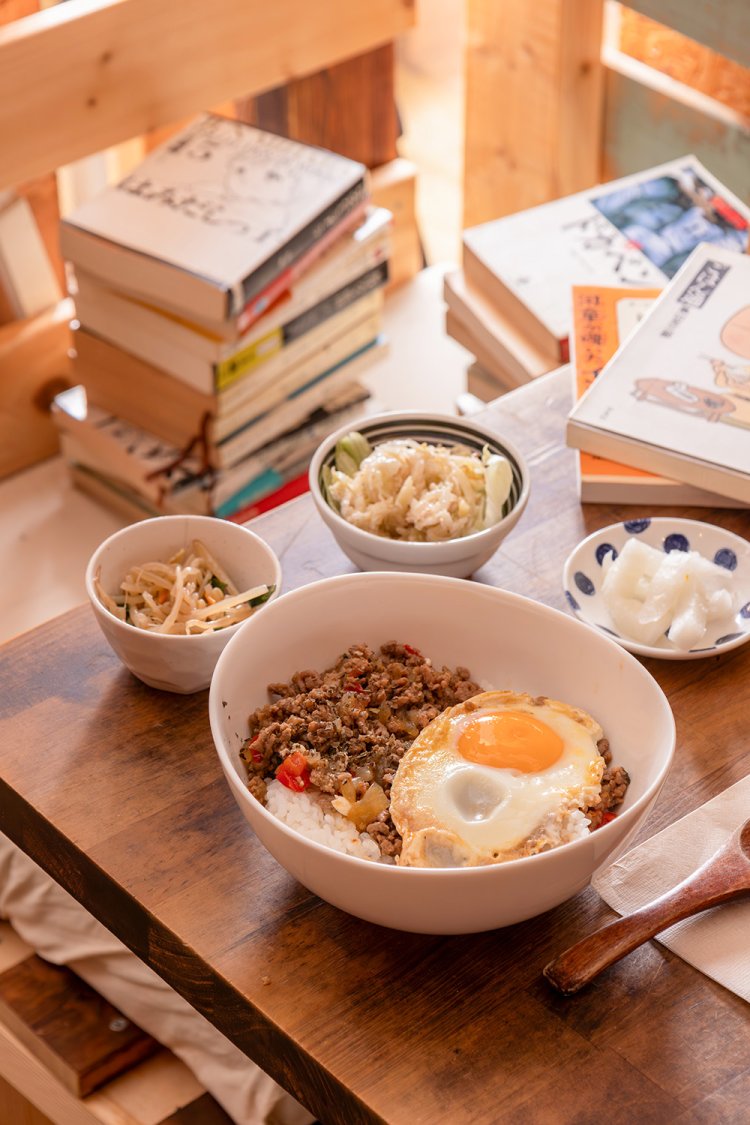 週替わり定食900円のガパオライス。コックの常連客と試作し、料理は随時替わる。