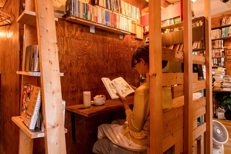 ソファ席も自作。「3カ月ごとに改装しています」。