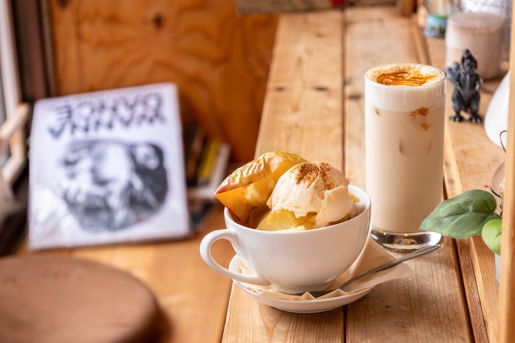 焼きリンゴ600円、ほんのり甘い豆乳黒みつきなこMサイズ400円。