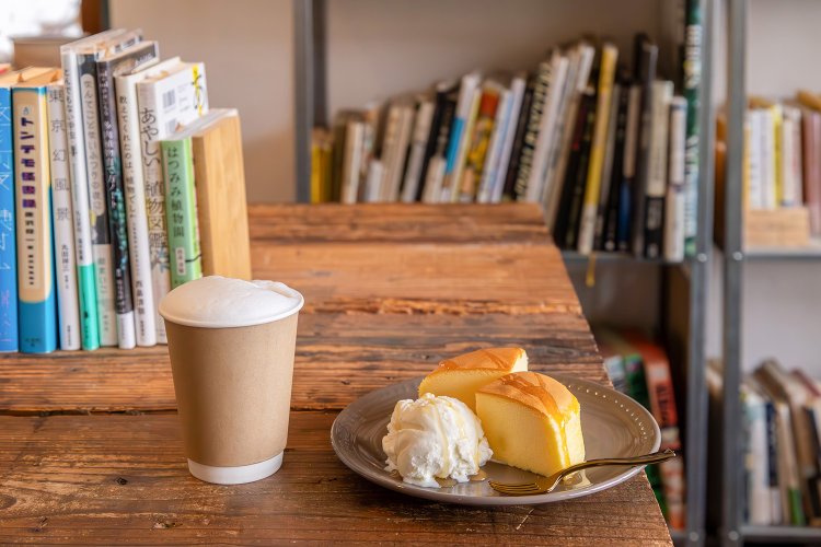 スフレ（ダブル）450円とカフェラテ500円。