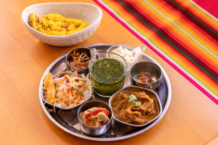 ランチのカレーセット880円。白米、玄米、ターメリックライスから選べる。みそ田楽、チキンティッカなど、おかずも多国籍。