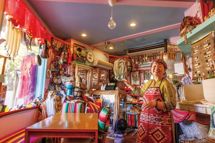 渡邉さんセレクトが詰まった異国カフェの趣だ。