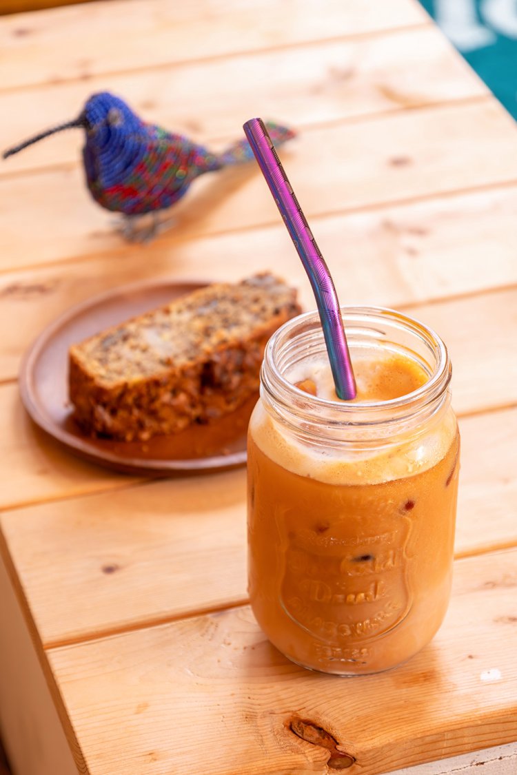 アイスルイボスラテ480円とバナナブレッド280円。