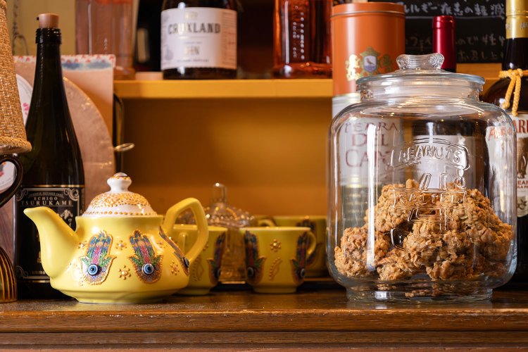  紗李奈さん手製のクッキー100円～や南アフリカのお酒もある。