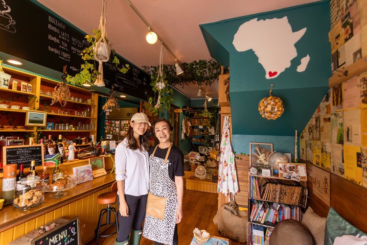 右から瞳さん、紗李奈さん母娘。