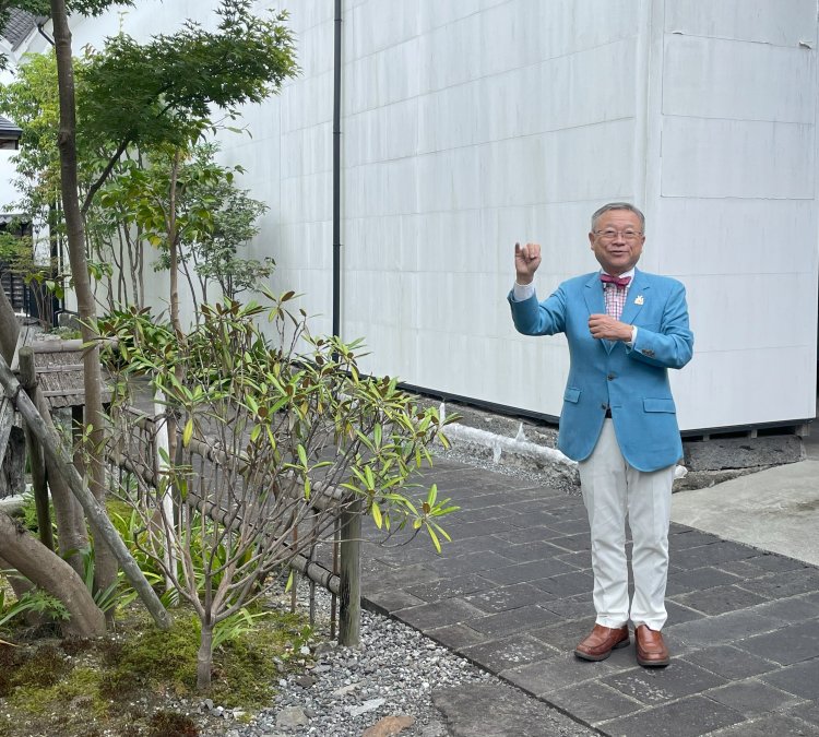 蝶ネクタイが似合う山下泰雄さん。