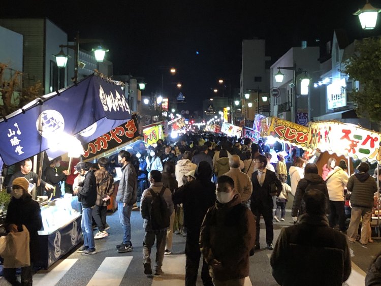 多くの露店が通り沿いに軒を連ね、屋台グルメを満喫できる。