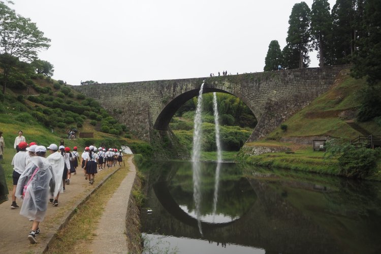 放水中の通潤橋。リフレクションにも注目！