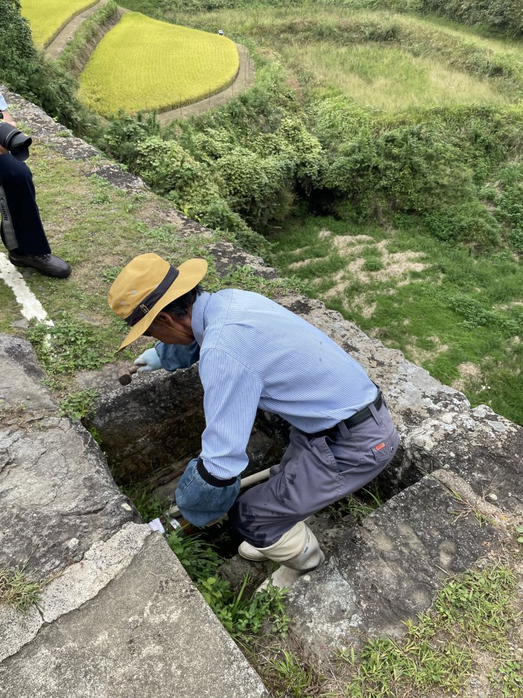 いよいよ栓を抜こうかという場面。