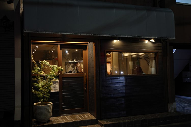 南口商店街を抜けた先にある。