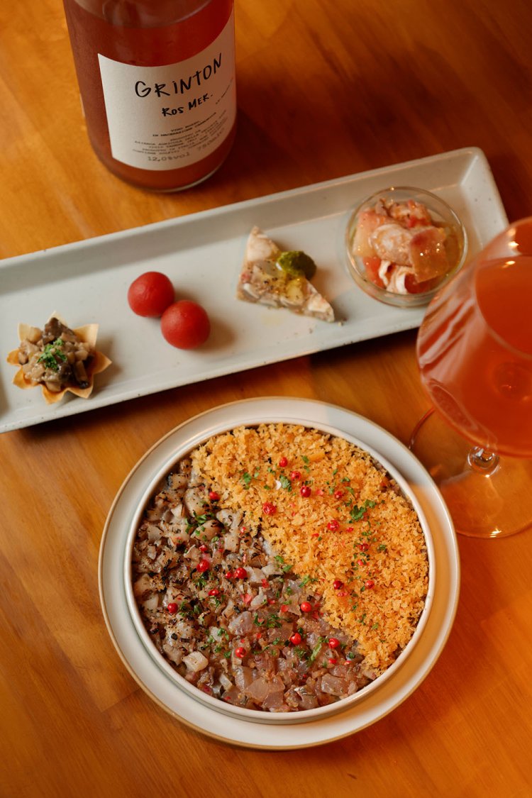 炙りと生の2種のアジを使った揚げない鯵フライ825円、旬を盛り込んだ前菜4種プレート1040円。