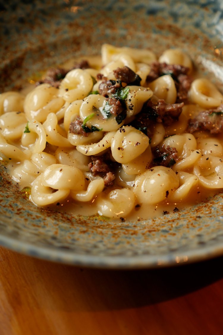 鹿のサルシッチャとバジルの手打ちオレキエッテ1430円。