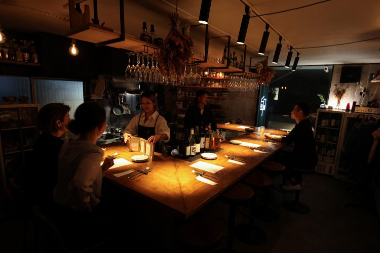 2022年にオープン。コの字カウンターのシックな雰囲気。