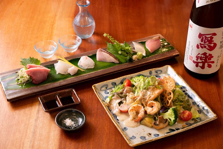 いかと木の子のクリームソテーサラダ1500円、刺し身盛り合わせ（時価）。