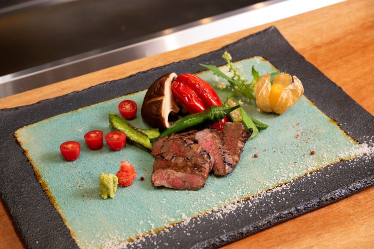 山形牛のいちぼ100g3800円は、鉄板で時間をかけて火を入れる。