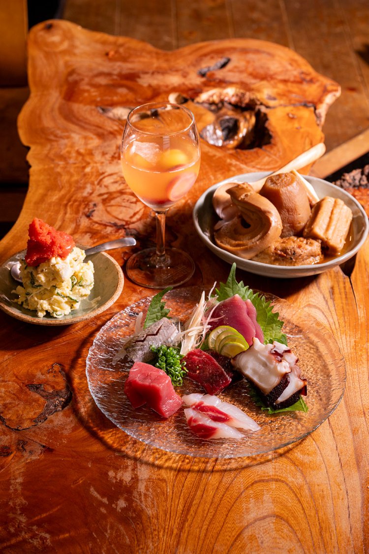 おでん1品198円～、季節のフルーツ梅酒550円、刺し身5点盛り1650円～。お酒は日本酒や焼酎など幅広く揃う。