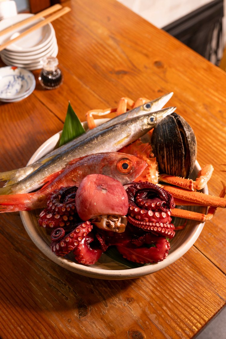 『魚真』からのこの日の仕入れ。刺し身は単品740円～のほか、魚の塩焼き、煮付けなど、メニューは海鮮が中心。