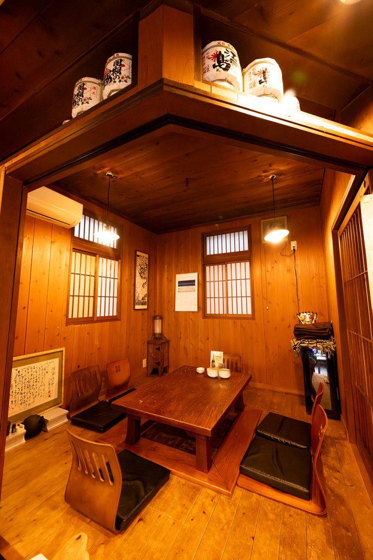 数人の集まりに便利な小上がり席。