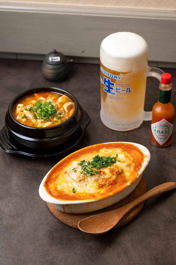 焼きロールキャベツ850円、石焼き麻婆豆腐750円。生ビール600円はキンキンに冷えたジョッキがうれしい。