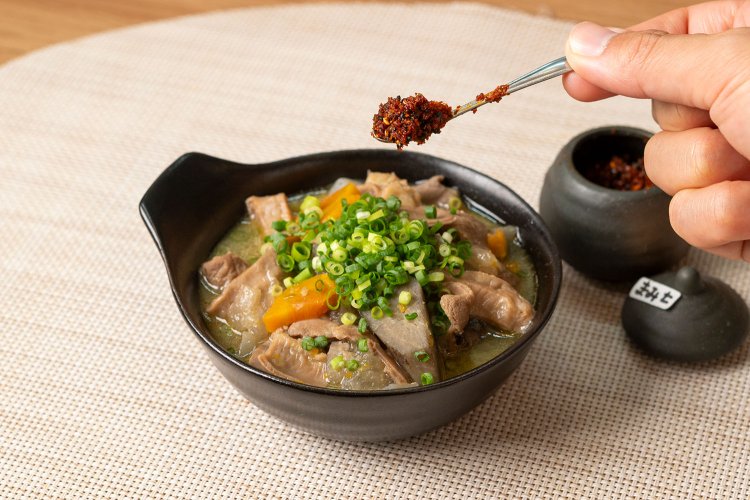 上品な味わいの塩もつ煮550円は自家製の“まみ七味”を！