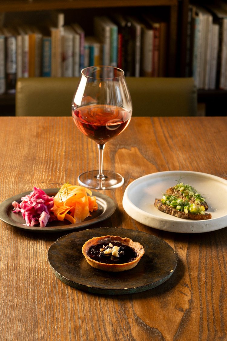 トリレバーのタルト ブルーベリーと生黒コショー600円、鮎のパテときゅうりとディル450円、お野菜のマリネ2種900円。